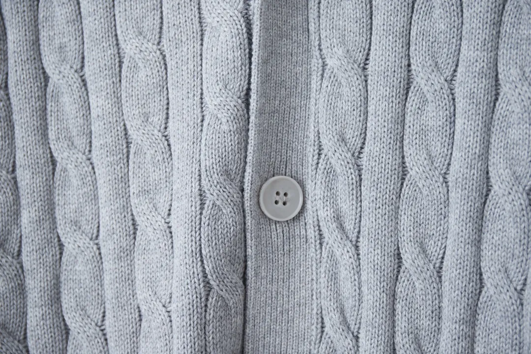 P250 POLO Paul Ralph Lauren 25FW new autumn and winter style classic war horse embroidered twist sweater, light luxury, a must-have item for daily commuting for men and women. Correct version. Welcome to compare. Detailed features · Made of 35% wool content yarn, 35% cashmere 30% synthetic fiber · Used German imported machine twist knitted cardigan · Open mold customization brand logo resin buttons · Imported Tajima machine embroidered classic war horse · Thread design on collar, cuffs and hem, windproof and comfortable · Original main mark, washed tag, moisture-proof paper packaging Color: black/khaki/grey Size: S M L XL